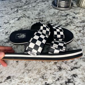 Woman's van sandals colors black and white size 6.